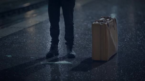 Male Traveler Discovered Smasheds Mirror Glass Rainy Night — Stock Video