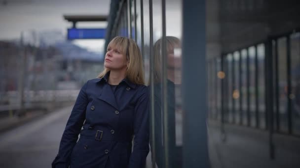 Traurige Blondine Machte Sich Gedanken Über Lebensprobleme Bahnhof — Stockvideo