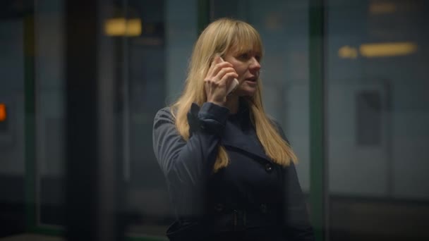 Ξανθιά Γυναίκα Μιλάει Θυμωμένος Στο Κινητό Τηλέφωνο Στο Trainstation Φιλονικία — Αρχείο Βίντεο