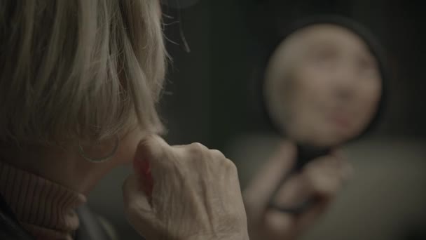 Alte Weibliche Person Die Sich Selbst Spiegel Betrachtet Und Über — Stockvideo