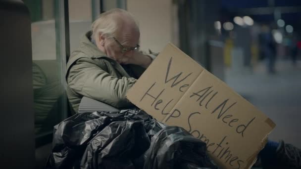 Одинокий Бедный Пожилой Мужчина Обедненными Очками — стоковое видео