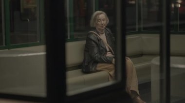 Kalabalık Tren İstasyonunda Bekleyen Endişeli Yaşlı Kadın