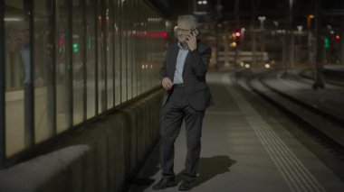 Heyecanlı Olgun Erkek Konuşan Neşeli Cep Telefonu Dışarıda