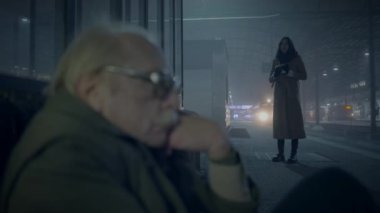 Bunalımlı ve Sefil Yaşlı Erkek Sokak Adamı Dondurucu Gece 'de Yardım Bekliyor