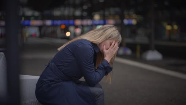 Mujer Rubia Triste Preocupada Pensando Los Problemas Vida Trainstation — Vídeo de stock