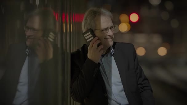 Happy Senior Businessman Answering Phone Call Sharing Dobré Zprávy — Stock video