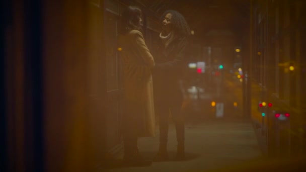 两个女人拥抱在一起 表现出感情关怀的情谊 — 图库视频影像