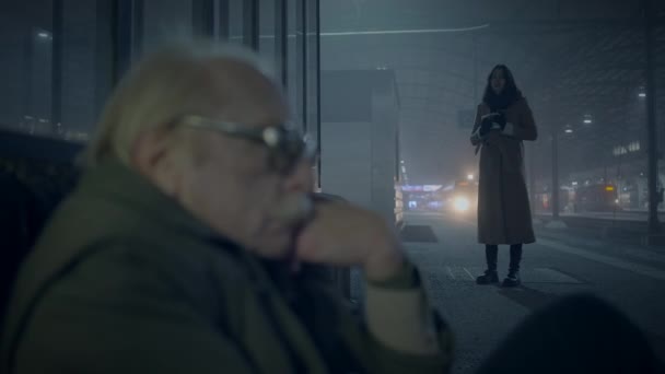 Depressiver Und Elender Alter Mann Auf Der Straße Wartet Eisiger — Stockvideo