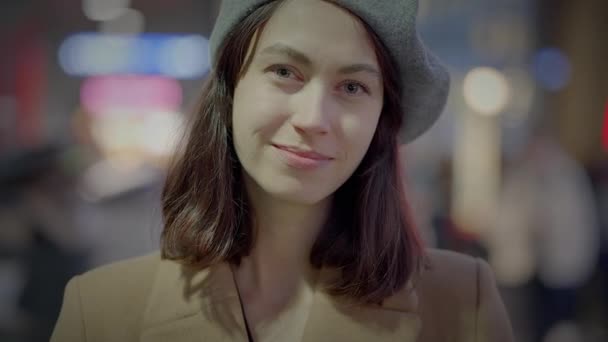 Lycklighet Livsstil Porträtt Stilig Elegant Kvinnlig Person Som Står Folkmassan — Stockvideo