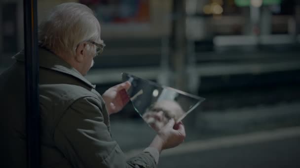 Verdrietige Oudere Man Die Lijdt Aan Ouderdomsarmoede Eenzaam Het Treinstation — Stockvideo