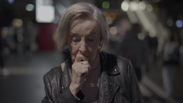Unzufriedene Nachdenkliche Alte Weibliche Person Ängstlich Und Einsam — Stockvideo