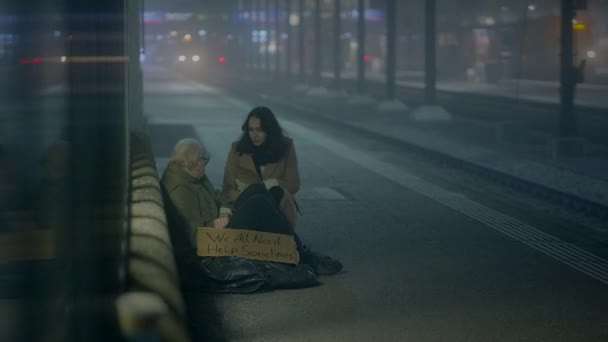 凍える夜に助けを待っているうつ病で賢明な老人街の人 — ストック動画