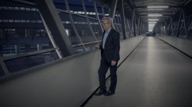 Gri saçlı düşünceli yaşlı beyefendi hayatı düşünüyor.