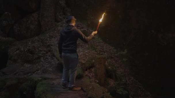 Молодий Чоловік Один Страшні Нічні Пригоди Палаючим Факелом Світла Високоякісні — стокове відео