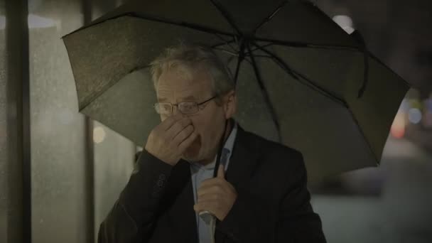 Sfrustrowany Stary Biznesmen Nieszczęśliwy Czekając Zewnątrz Uczucie Negatywnych Emocji — Wideo stockowe