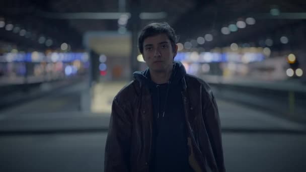 Jovem Homem Perdido Com Mala Encontrando Espelho Quebrado Rua Urbana — Vídeo de Stock