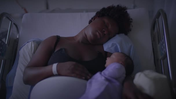 躺在医院床上抱着新生儿的年轻非洲母亲 — 图库视频影像
