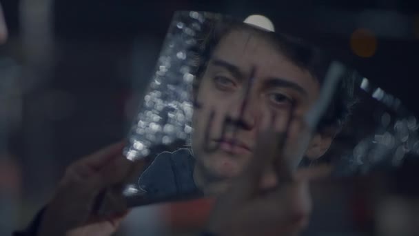 Homless Masculino Viajante Descoberto Espelho Esmagado Vidro Fora Noite — Vídeo de Stock