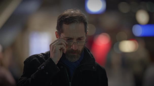 Portrait Homme Réfléchi Penser Inquiet Regardant Les Gens Qui Font — Video