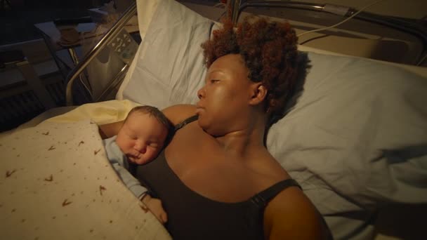 Genç Afrikalı Anne Doğumdan Sonra Bebeği Yatakta Tutuyor — Stok video