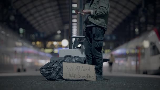 Бездомний Чоловік Мандрівник Виявив Розбитий Дзеркальний Склянку Зовні Вночі — стокове відео