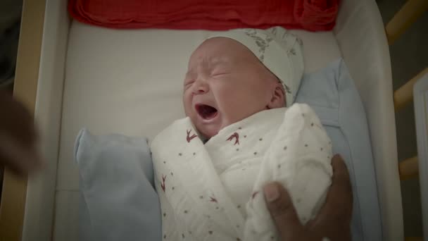 Schreiendes Baby Liegt Kinderbett — Stockvideo