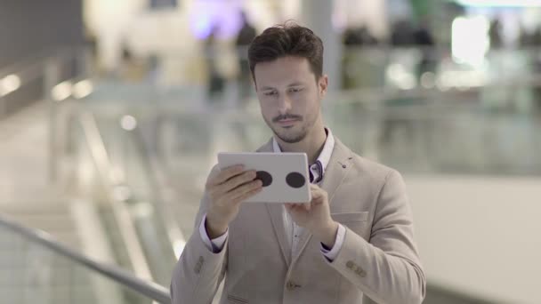 Πορτρέτο Του Νεαρού Επιτυχημένος Άνθρωπος Χρησιμοποιώντας Οθόνη Tablet Επαγγελματικό Ταξίδι — Αρχείο Βίντεο