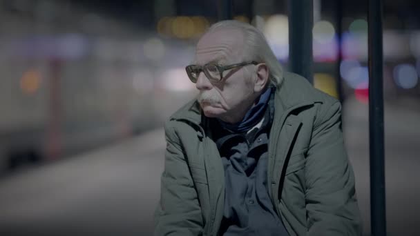 Solitario Povero Maturo Anziano Maschio Persona Con Occhiali Essere Impoverito — Video Stock