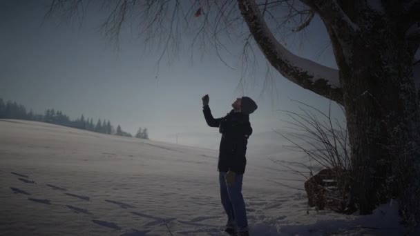 Bir Adam Kışın Dışarıda Yürüyüş Manzarası — Stok video