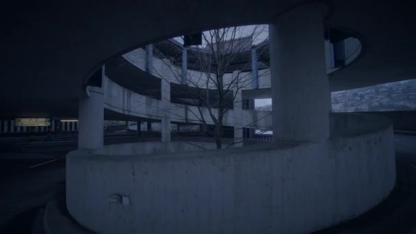 鬼鬼祟祟的罪犯躲藏在城市大楼逃脱 高质量的4K镜头 — 图库视频影像