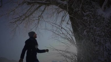 Bir Adam Kışın Dışarıda Yürüyüş Manzarası