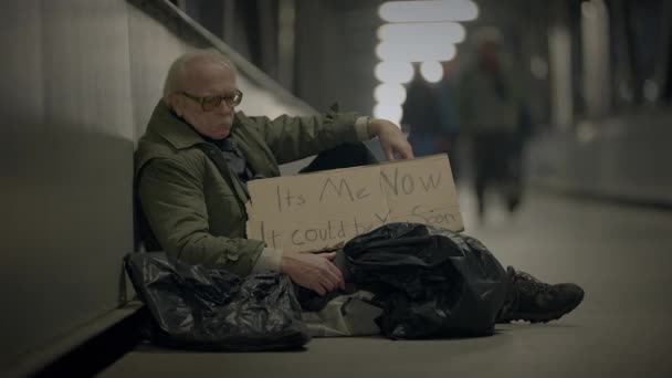 Самотня Бідна Зріла Старший Чоловік Людина Окулярах Зруйновані — стокове відео
