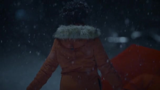 Ευτυχισμένη Γυναίκα Που Χορεύει Στο Χιόνι Τον Χειμώνα Νύχτα — Αρχείο Βίντεο