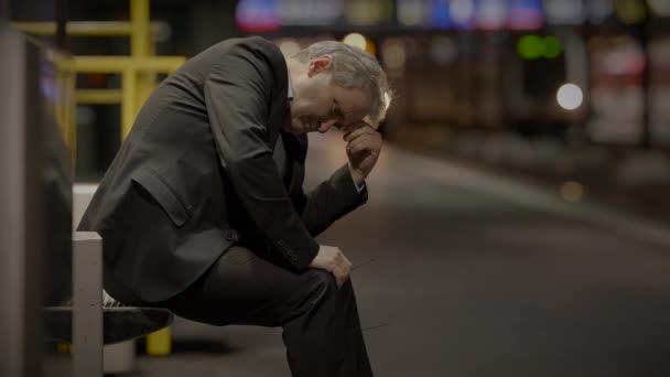 Magányos Öreg Üzletember Aggódik Jövőbeli Élet Szorongó Várakozás — Stock videók