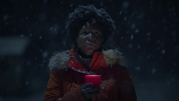 Μαύρο Θηλυκό Πρόσωπο Σγουρά Μαλλιά Που Κατέχουν Κεριά Στο Χιονισμένο — Αρχείο Βίντεο