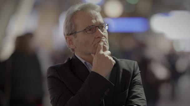 Mann Mit Grauen Haaren Und Brille Pendelt Auf Überfüllter Stadtstraße — Stockvideo