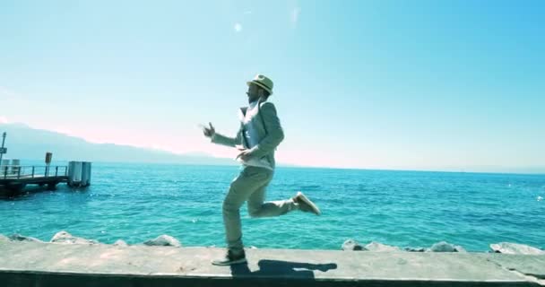 快乐而兴奋的男人跑着 跳着快乐的户外 高质量的4K镜头 — 图库视频影像