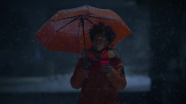 Чорна Жінка Кучерявим Волоссям Тримає Свічки Сніжній Зимовій Погоді — стокове відео
