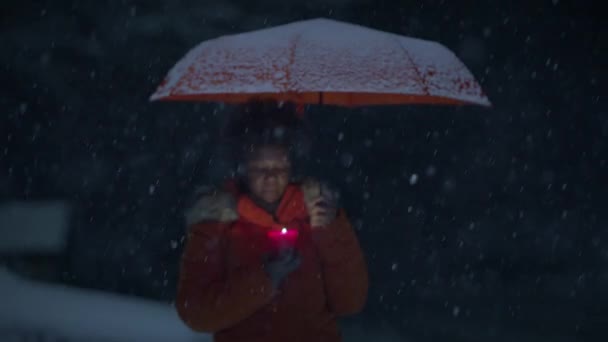 Kış Mevsiminde Kıvırcık Saçlı Siyah Kadın Mum Işığı — Stok video