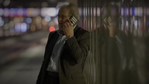 アーバンタウンで不幸な呼び出しに適した高齢者ビジネスマン — ストック動画