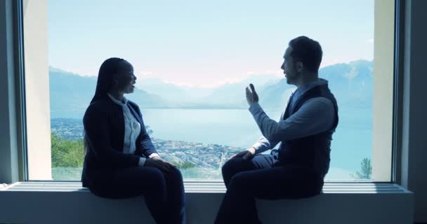 Два Молодых Бизнесмена Разговаривают Современном Офисном Холле Высококачественные Кадры — стоковое видео