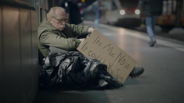 Hopplöst Trasiga Manliga Person Tankeväckande Tänkande Livet Tiggeri Urban Street — Stockvideo