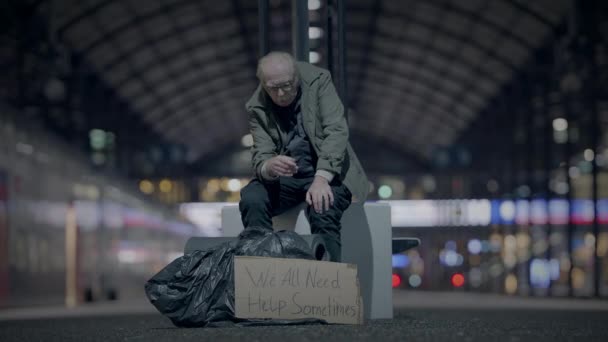 Бездомный Мужчина Путешественник Обнаружил Разбитое Зеркало Снаружи Ночью — стоковое видео