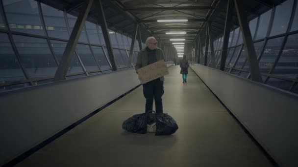 Самотня Бідна Зріла Старший Чоловік Людина Окулярах Зруйновані — стокове відео
