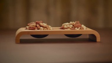 Karışık badem fıstığı Ceviz Cevizi Tahta Masa üzerinde fındık