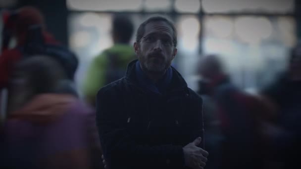 Kaukasisk Manlig Person Med Glasögon Som Står Folkmassan Tankeväckande Osäker — Stockvideo