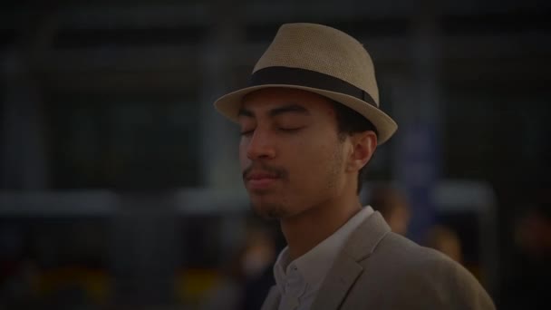 Μοντέρνος Νεαρός Όμορφος Άντρας Καπέλο Και Ρούχα Στην Πόλη — Αρχείο Βίντεο