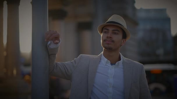 Městský Životní Styl Portrét Šťastného Muže Osoba Těší Městský Život — Stock video