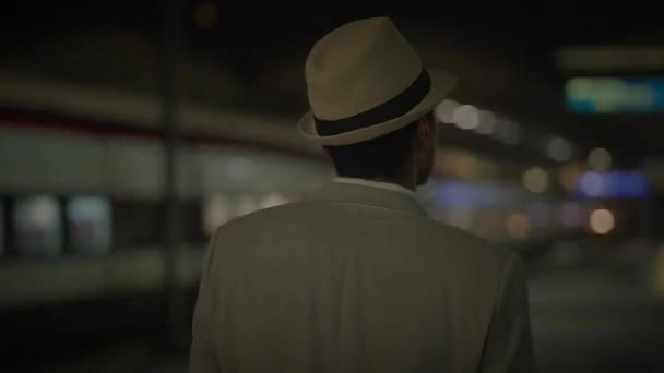 Bewegungszeitraffer Eines Jungen Mannes Der Nachts Bahnhof Stand — Stockvideo