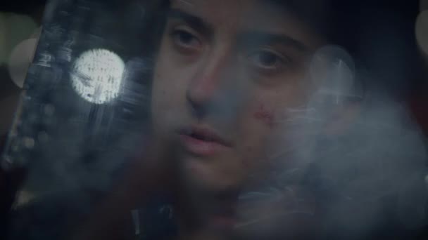 Молодой Потерянный Человек Чемоданом Поисках Разбитого Зеркала Городской Улице Ночью — стоковое видео